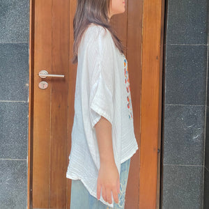 Áo T-shirt linen ngắn tay cổ tròn in những chiếc lá trái tim - NU10486