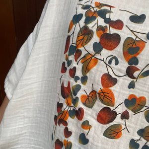 Áo T-shirt linen ngắn tay cổ tròn in những chiếc lá trái tim - NU10486