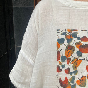 Áo T-shirt linen ngắn tay cổ tròn in những chiếc lá trái tim - NU10486