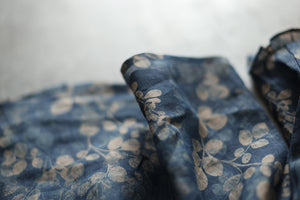 Áo sơ mi linen dài tay cổ đứng xếp ly in những chiếc lá - NU8290