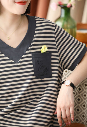 Áo T-shirt ngắn tay cổ V kẻ sọc một túi nhỏ - NU8535