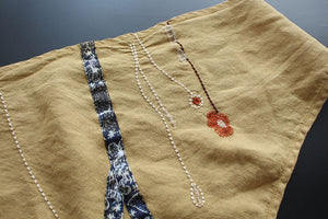 Khăn linen tam giác thêu hoa lá - NU4967