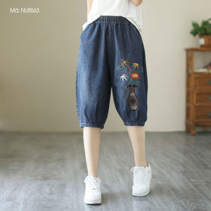Quần baggy lửng denim lưng thun thêu bình cắm hoa - NU8563