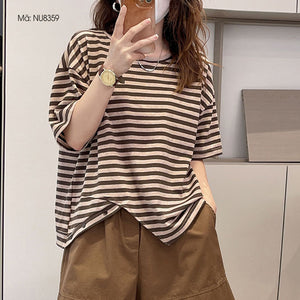 Áo T-shirt ngắn tay cổ tròn kẻ sọc vạt xẻ đính khuy - NU8359