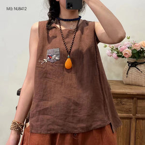 Áo T-shirt linen sát nách cổ tròn túi caro thêu hoa - NU8412