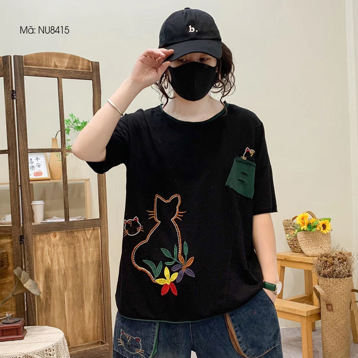 Áo T-shirt ngắn tay cổ tròn thêu chú mèo túi rách - NU8415