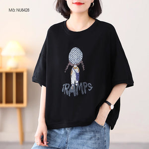 Áo T-shirt ngắn tay cổ tròn in cô bé có bím tóc - NU8428
