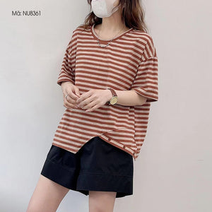 Áo T-shirt ngắn tay cổ tròn kẻ sọc vạt xẻ đính khuy - NU8359