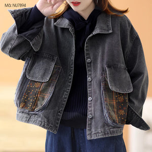 Áo khoác denim dài tay cổ đức hai túi tròn phối hoa lá - NU7893