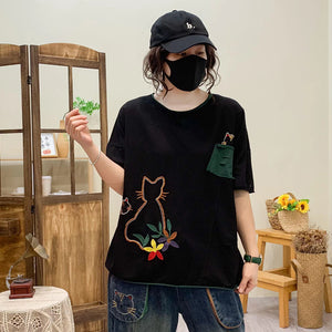 Áo T-shirt ngắn tay cổ tròn thêu chú mèo túi rách - NU8415