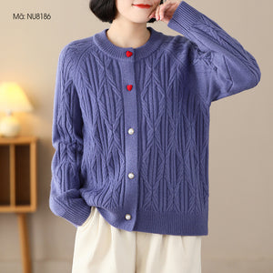 Áo len dài tay cổ tròn kiểu bện thừng khuy trái tim - NU8185