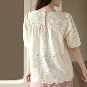 Áo T-shirt ngắn tay cổ tròn thêu những bông hoa - NU8613