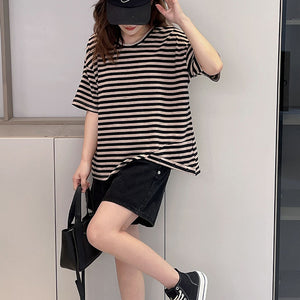 Áo T-shirt ngắn tay cổ tròn kẻ sọc vạt xẻ đính khuy - NU8359
