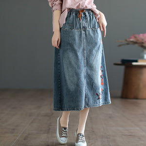 Chân váy denim lưng thun thêu những bông hoa một túi sau - NU8292