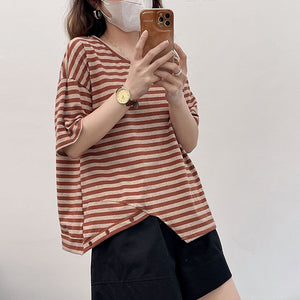 Áo T-shirt ngắn tay cổ tròn kẻ sọc vạt xẻ đính khuy - NU8359
