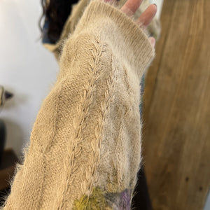 Áo len cashmere dài tay cổ tròn form rộng móc hoa màu sắc - NU7795