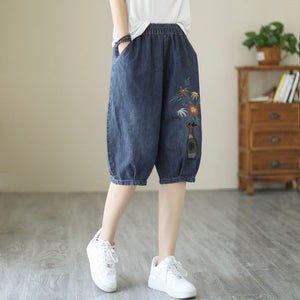 Quần baggy lửng denim lưng thun thêu bình cắm hoa - NU8563