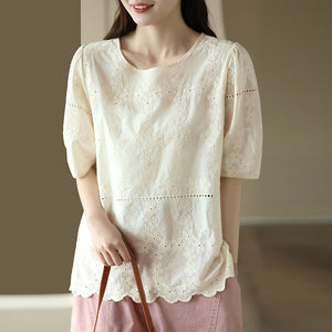 Áo T-shirt ngắn tay cổ tròn thêu những bông hoa - NU8613