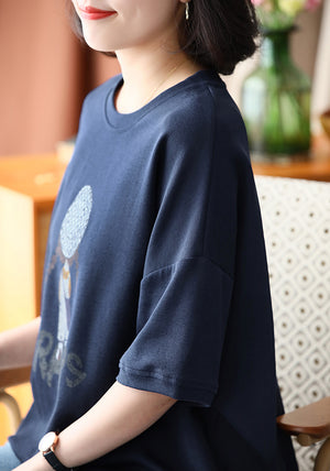 Áo T-shirt ngắn tay cổ tròn in cô bé có bím tóc - NU8428