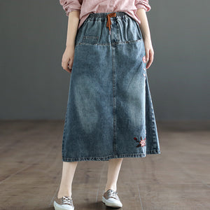 Chân váy denim lưng thun thêu những bông hoa một túi sau - NU8292