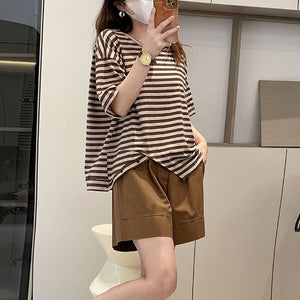 Áo T-shirt ngắn tay cổ tròn kẻ sọc vạt xẻ đính khuy - NU8359