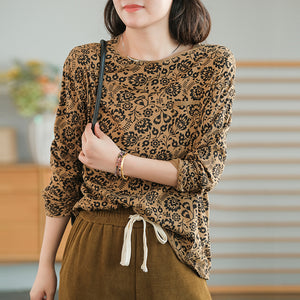 Áo T-shirt dài tay cổ tròn in retro một túi nhỏ - NU7781