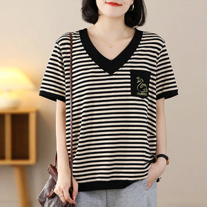 Áo T-shirt ngắn tay cổ V kẻ sọc một túi nhỏ - NU8535