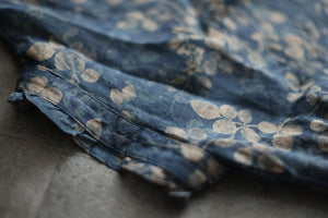 Áo sơ mi linen dài tay cổ đứng xếp ly in những chiếc lá - NU8290