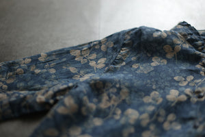 Áo sơ mi linen dài tay cổ đứng xếp ly in những chiếc lá - NU8290
