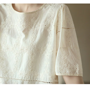 Áo T-shirt ngắn tay cổ tròn thêu những bông hoa - NU8613