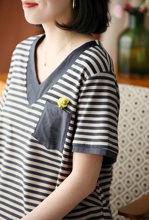 Áo T-shirt ngắn tay cổ V kẻ sọc một túi nhỏ - NU8535