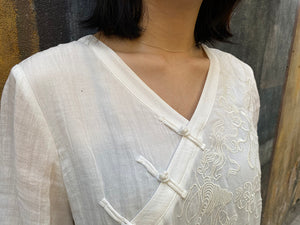 Đầm liền linen ngắn tay cổ V khuy tàu thêu hoa văn đồng màu - OD0616