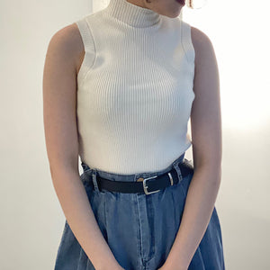 Bộ đồ gồm áo khoác len cardigan dài tay và croptop sát nách cao cổ - NU8497