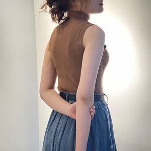 Bộ đồ gồm áo khoác len cardigan dài tay và croptop sát nách cao cổ - NU8497