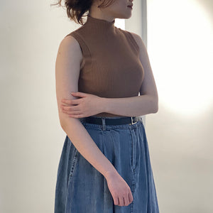 Bộ đồ gồm áo khoác len cardigan dài tay và croptop sát nách cao cổ - NU8497