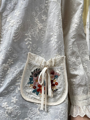 Áo sơ mi linen Morigirl dài tay thêu hoa lá túi tròn  - NU8319