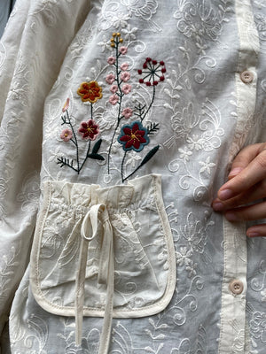 Áo sơ mi linen Morigirl dài tay thêu hoa lá túi tròn  - NU8319